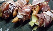 Grilované uzeniny se sýrem a slaninou (zabalené párečky)