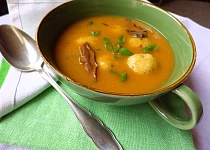 Houbová polévka s bramborovými knedlíčky