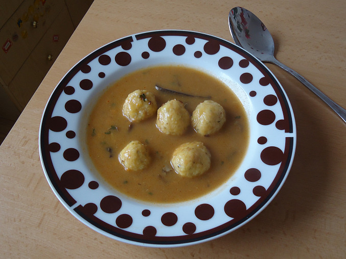 Houbová polévka s bramborovými knedlíčky