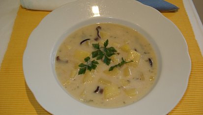 Houbová polévka se šlehačkovou smetanou