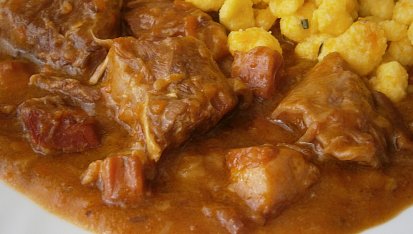 Hovězí kostky v zelenině, připravené v papiňáku, Detail masa a šťávy