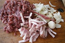 Plátky masa naklepeme,nakrájíme na nudličkyCesnek na plátky,cibuli na céčka a slaninu na nudličky