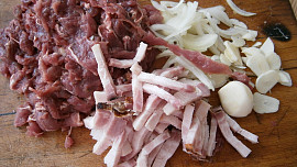 Hovězí nudličky na slanině s dýní Hokkaido