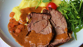 Hovězí pečeně s pikantní omáčkou s brandy