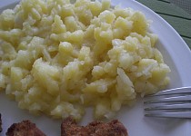 Jednoduchý bramborový salát bez majonézy