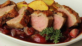 Kachní prsa se šalotkou a brusinkovou omáčkou