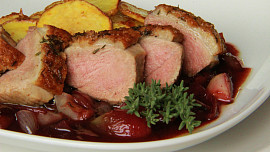 Kachní prsa se šalotkou a brusinkovou omáčkou