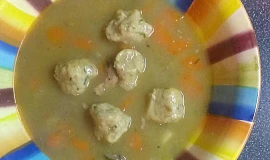 Kaldounová polévka v pomalém hrnci s drožďovými knedlíčky