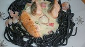 Krabí omáčka se sépiovými tagliatelle, krevetami a lososem