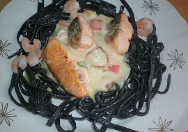 Krabí omáčka se sépiovými tagliatelle, krevetami a lososem