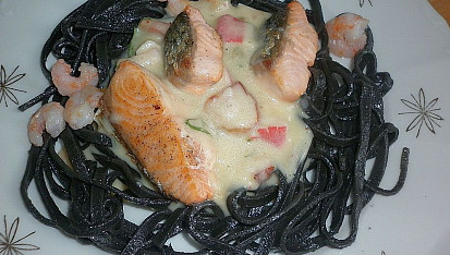 Krabí omáčka se sépiovými tagliatelle, krevetami a lososem