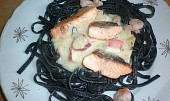 Krabí omáčka se sépiovými tagliatelle, krevetami a lososem