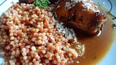 Králík na slanině a zelené petrželi, sypaný křenem