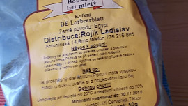 Králík na uzeném česneku, čerstvé majoránce a slanině s domácím knedlíkem