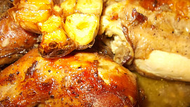 Králík na uzeném česneku, čerstvé majoránce a slanině s domácím knedlíkem