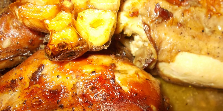Králík na uzeném česneku, čerstvé majoránce a slanině s domácím knedlíkem