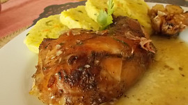 Králík na uzeném česneku, čerstvé majoránce a slanině s domácím knedlíkem