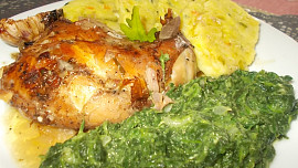 Králík na uzeném česneku, čerstvé majoránce a slanině s domácím knedlíkem