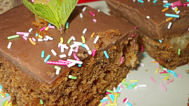 Křehký perník s  kávou, ovocem a karamelovým pudingem