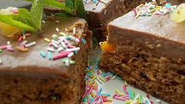 Křehký perník s  kávou, ovocem a karamelovým pudingem