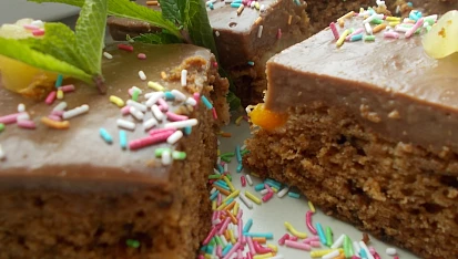 Křehký perník s  kávou, ovocem a karamelovým pudingem