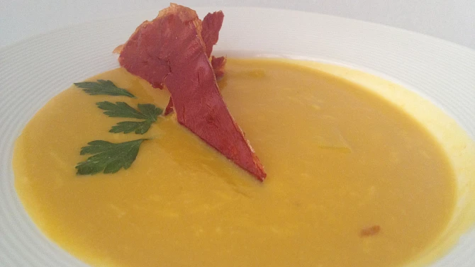 Krém z dýně Hokkaido s čipsy z parmské šunky