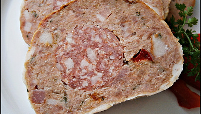 Krůtí sekaná s“Tataráčkem“, Detail na řezu