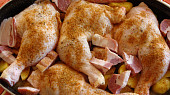 Kuře pečené na houbách, zelenině a bramborách