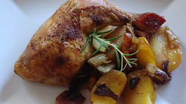 Kuře pečené na houbách, zelenině a bramborách