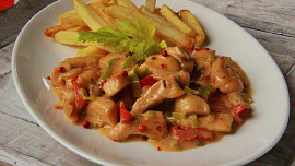 Kuřecí nudličky s červeným (růžovým) pepřem a gorgonzolou