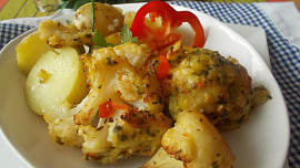 Květák v křupavém  kabátku  s  čerstvou majoránkou