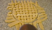 Mini mřížkový koláč s ananasem a brusinkami (Příprava mřížky)