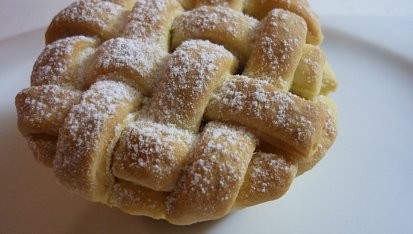 Mini mřížkový koláč s ananasem a brusinkami