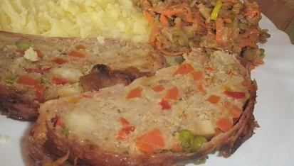 Mozaiková  sekaná,  plněná mozzarellou a anglickou slaninou