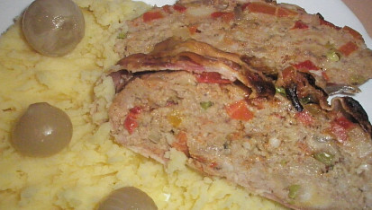 Mozaiková  sekaná,  plněná mozzarellou a anglickou slaninou