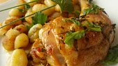 Pečená kuřecí stehna s rukolovým olejem, uzeným česnekem a restovaným gnocchi