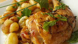 Pečená kuřecí stehna s rukolovým olejem, uzeným česnekem a restovaným gnocchi