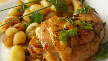 Pečená kuřecí stehna s rukolovým olejem, uzeným česnekem a restovaným gnocchi