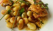 Pečená kuřecí stehna s rukolovým olejem, uzeným česnekem a restovaným gnocchi