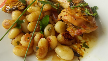 Pečená kuřecí stehna s rukolovým olejem, uzeným česnekem a restovaným gnocchi