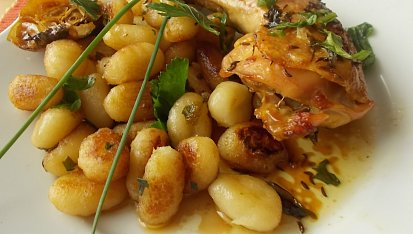 Pečená kuřecí stehna s rukolovým olejem, uzeným česnekem a restovaným gnocchi