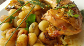 Pečená kuřecí stehna s rukolovým olejem, uzeným česnekem a restovaným gnocchi