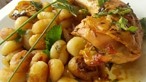 Pečená kuřecí stehna s rukolovým olejem, uzeným česnekem a restovaným gnocchi