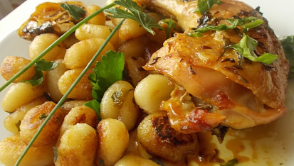 Pečená kuřecí stehna s rukolovým olejem, uzeným česnekem a restovaným gnocchi