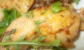 Pečená kuřecí stehna s rukolovým olejem, uzeným česnekem a restovaným gnocchi