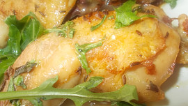 Pečená kuřecí stehna s rukolovým olejem, uzeným česnekem a restovaným gnocchi