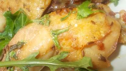 Pečená kuřecí stehna s rukolovým olejem, uzeným česnekem a restovaným gnocchi