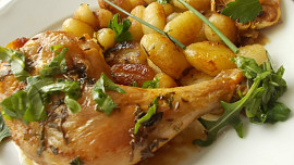 Pečená kuřecí stehna s rukolovým olejem, uzeným česnekem a restovaným gnocchi