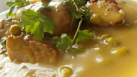 Krůtí kouličky v kari omáčce s  hráškem a čerstvým  koriandrem