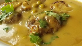 Krůtí kouličky v kari omáčce s  hráškem a čerstvým  koriandrem